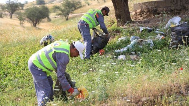 کارکنان نفت مسجدسلیمان زباله ها را از طبیعت جمع کردند