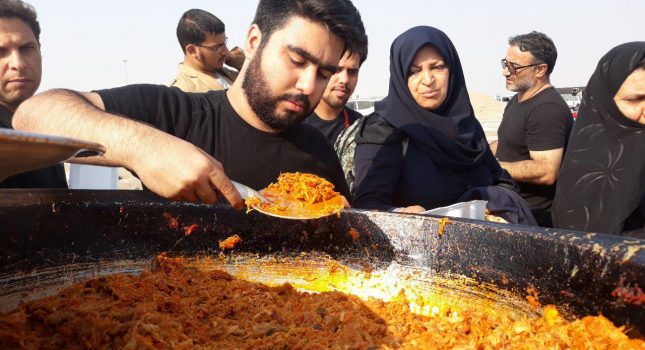 توزیع روزانه ۲هزار پرس غذای گرم ستاد مردمی کارکنان وزارت اقتصاد در مرز شلمچه