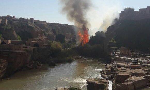 باغ خان شوشتر از جمله آثار ثبت ملی همچنان در آتش می سوزد