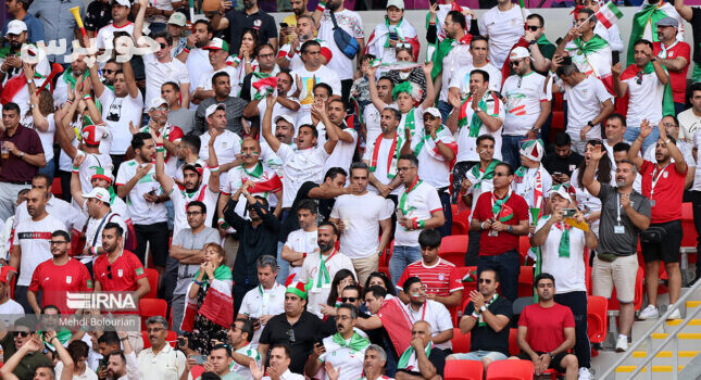 فیلم ارسالی به خوزپرس از اقدام تحسین برانگیز تماشاگران ایرانی در ورزشگاه قطر