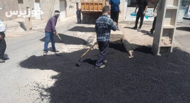 عملیات لکه گیری آسفالت و ترمیم معابر مناطق مختلف سطح شهر مسجدسلیمان در حال انجام است